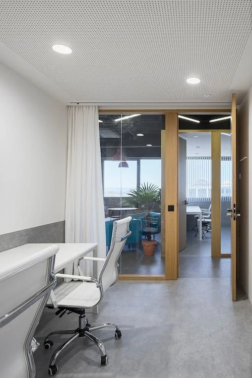 Oficina de 2 Puestos de Trabajo Frente a la Zona de Descanso en BySpaces Coworking, Sevilla