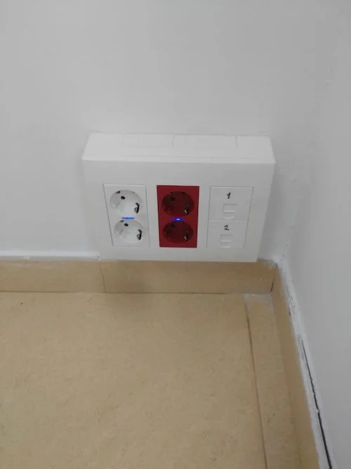 Punto de Red con Conexiones Ethernet en la Oficina del Edificio Vilamar, Sevilla